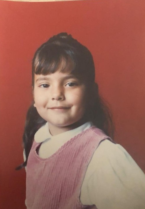 Retrato de infancia de Margarita sonriendo