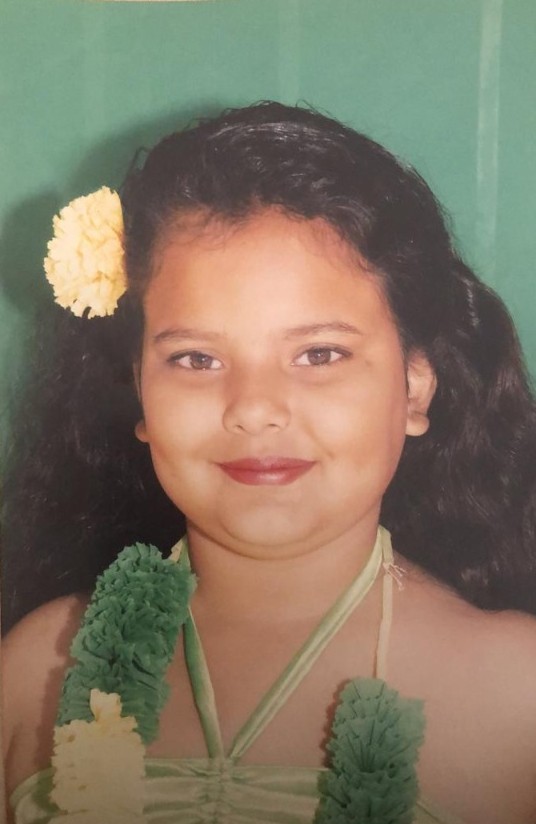 Margarita de niña con flor amarilla lista para festejar